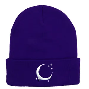 Berretto in maglia viola scuro con ricamo bianco di luna e stelle sul risvolto