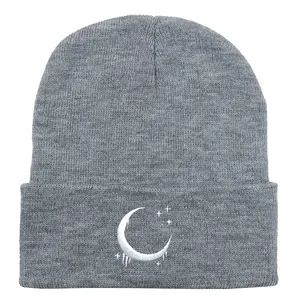 Berretto in maglia grigio chiaro con ricamo di luna e stelle bianche sul bordo risvoltato
