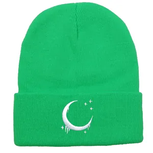 Dettaglio del ricamo luna e stelle su berretto in maglia a coste verde neon