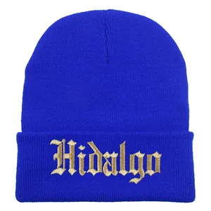 Dettaglio macro del ricamo Hidalgo su un berretto in maglia a coste blu acceso