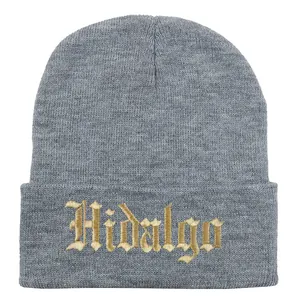 Dettaglio del ricamo dorato Hidalgo su berretto in maglia grigia stile hip-hop
