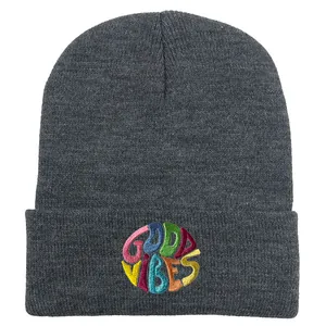 Detailansicht der bunten Good Vibes Stickerei auf einer dunkelgrauen Strickmütze