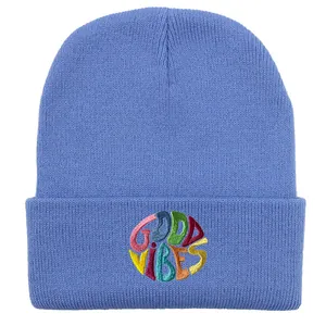 Detailansicht der GOOD VIBES Stickerei auf der blau umgeschlagenen Strickmütze