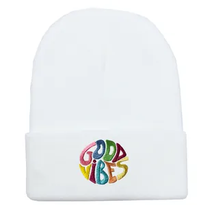 Weiße Strickmütze mit buntem Good Vibes Stickerei und Umschlag für den Winter