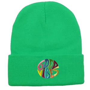 Neongrüne Strickmütze mit farbenfroher runder GOOD VIBES-Stickerei am Umschlagsaum