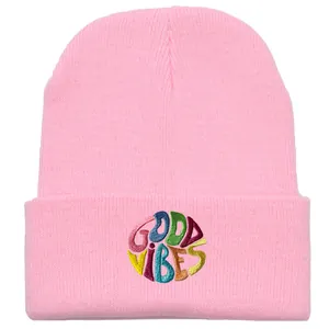 Rosa Strickmütze mit bunten Good Vibes Stickereien und vertikalem Rippenmuster