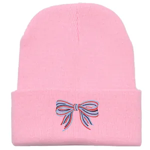 Berretto in maglia rosa con ricamo a fiocco a righe colorate per il calore invernale