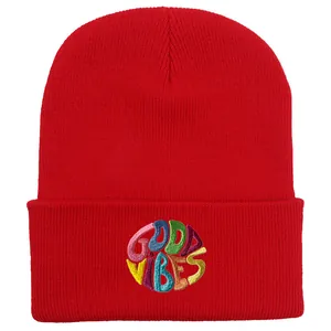 Rote Strickmütze mit bunten Good Vibes Stickereien auf dem Umschlag für den Winter