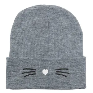 Berretto in maglia grigia da donna con ricamo a forma di gatto e cuore per l'inverno