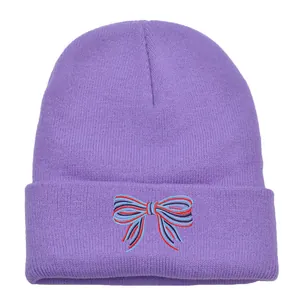 Berretto in maglia viola con ricamo a fiocco colorato sul risvolto anteriore