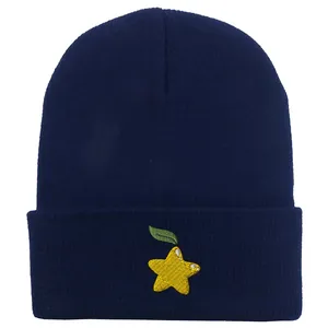 Détail de la broderie étoile jaune sur un bonnet en maille côtelée bleu marine