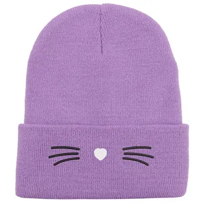 Berretto in maglia viola con naso a cuore bianco e ricamo di baffi di gatto per donna