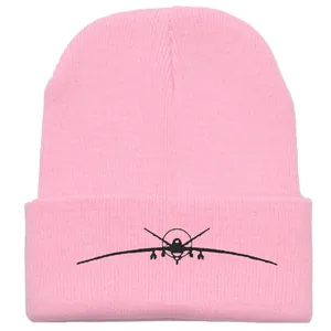 Roze gebreide muts met een zwart geborduurd silhouet van een verkenningsdrone