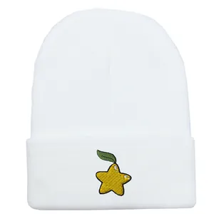 Bonnet en tricot blanc avec broderie carambole pour rester au chaud en hiver