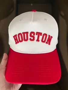 Detalle del bordado 3D de Houston en gorra de béisbol bicolor roja y crema
