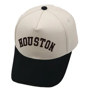 Detalle del bordado 3D de Houston en la gorra de béisbol bicolor beige y negra