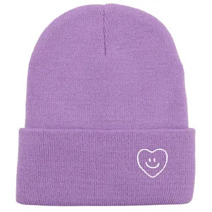 Bonnet en tricot violet clair d'hiver avec broderie cœur sourire et bord côtelé