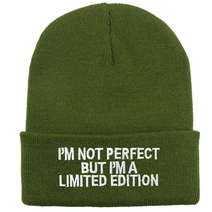 Detail der I'M NOT PERFECT Stickerei auf olivgrüner Rippstrick-Beanie-Mütze