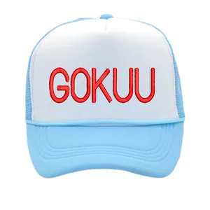 Himmelblaue und weiße Trucker-Cap mit roter GOKUU-Stickerei und atmungsaktivem Netz