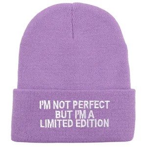 Lila Strickmütze mit weißer I'M NOT PERFECT Bestickung auf minimalistischem weißem Grund