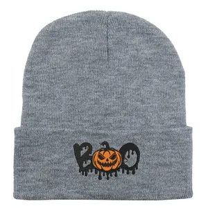 Détail de la broderie BOO et du motif citrouille sur bonnet gris pour Halloween