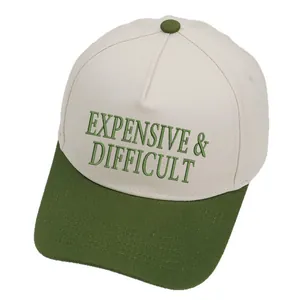 Κοντινό πλάνο του πράσινου κεντήματος Expensive & Difficult σε καπέλο τύπου trucker