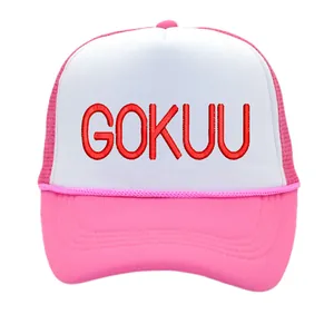 Nahaufnahme der pink-weißen Trucker-Cap mit GOKUU-Stickerei und atmungsaktivem Netzteil