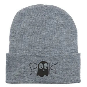 Gros plan sur la broderie fantôme Spooky du bonnet en maille grise avec détails