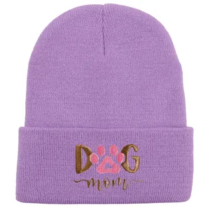Dettaglio del berretto viola con ricamo 3D Dog Mom e motivo a zampa rosa