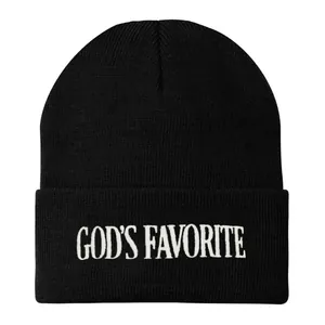 Schwarze Strickmütze mit weißer Stickerei GOD'S FAVORITE und hochwertiger Struktur
