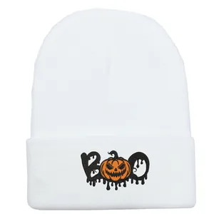 Détail du bonnet blanc avec broderie citrouille et BOO pour le style d'Halloween