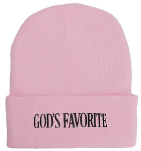 Detailansicht der pinkfarbenen Strickmütze mit schwarzer God's Favorite Bestickung