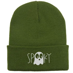 Gros plan sur la broderie fantôme Spooky et la maille du bonnet vert Halloween
