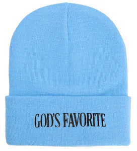 Detail der God's Favorite Stickerei auf der hellblauen Strickmütze für Damen und Herren