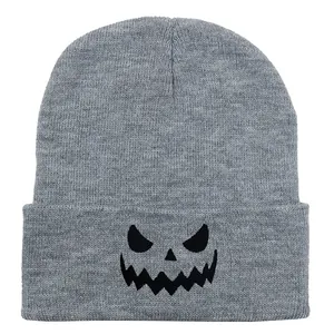 Berretto in maglia grigia con ricamo nero di zucca di Halloween sul risvolto