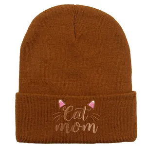 Berretto in maglia color caramello per donna con ricamo Cat Mom e orecchie di gatto