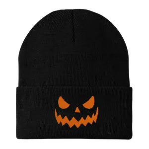 Berretto di maglia nero per Halloween con ricamo a forma di zucca arancione vivace