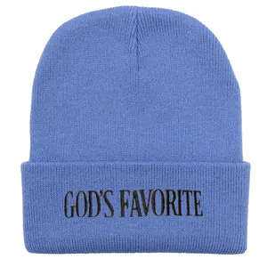 Detailaufnahme der blauen Strickmütze mit schwarzer GOD'S FAVORITE Stickerei