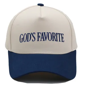 Detail der God's Favorite 3D-Stickerei auf der zweifarbigen Trucker-Cap aus Baumwolle