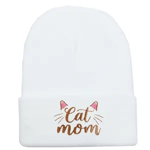 Berretto bianco lavorato a maglia Cat Mom con orecchie di gatto rosa ricamate