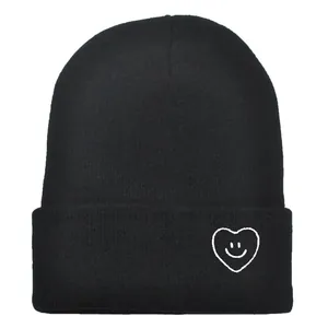 Bonnet noir en maille d'hiver avec broderie cœur souriant blanc pour hommes et femmes