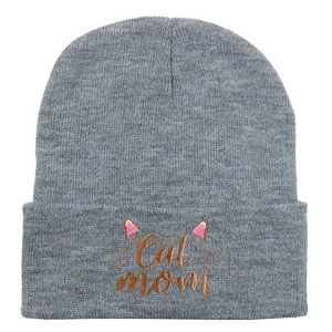 Berretto grigio in maglia per donna con ricamo Cat Mom e dettagli orecchie rosa