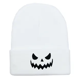 Berretto in maglia bianca con viso di zucca di Halloween ricamato in nero sul risvolto
