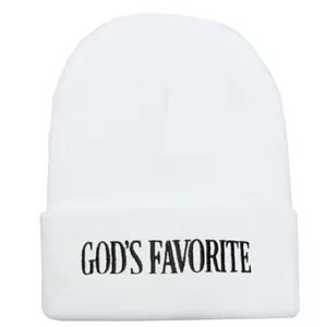 Weiße Strickmütze mit God's Favorite schwarzer Buchstabenstickerei am Umschlag