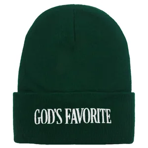 Dunkelgrüne Strickmütze mit weißer GOD'S FAVORITE Bestickung und weichem Umschlag