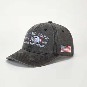 Detalle del bordado del 250 aniversario de Estados Unidos en la gorra de béisbol