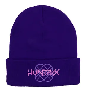Detailansicht der dunkelvioletten Strickmütze mit pinkfarbenem HUNTRVX-Stickmuster
