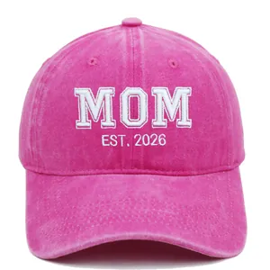Berretto da baseball in cotone lavato rosa vintage con ricamo bianco MOM EST. 2026