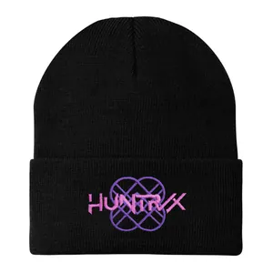 Schwarze Strickmütze mit rosa HUNTRVX-Stickerei und lila geometrischem Muster auf weißem Grund