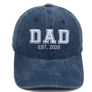Cappellino da baseball blu navy in cotone con ricamo 3D bianco DAD EST. 2026 davanti
